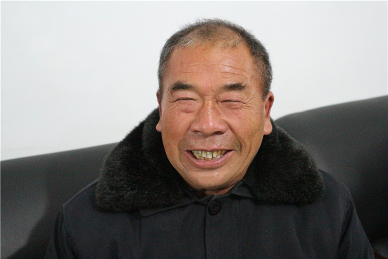 段鐵桶，63歲，河南省蘭考縣東壩頭鄉雙井村村民，有腦梗病，2014年申請為貧困戶。“我現在在村裡的大棚裡打工，一個月收入1800元，我還養了19隻養羊，今年6隻賣了3800元，現在還有13隻，種地國家還給補貼，我現在脫貧了，日子越來越好了。”