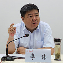 陝西日報社社長李偉                        在中國革命炮火聲中誕生的《人民日報》，70年來，始終圍繞黨的中心工作，高舉黨報旗幟，引領輿論導向，服務人民。