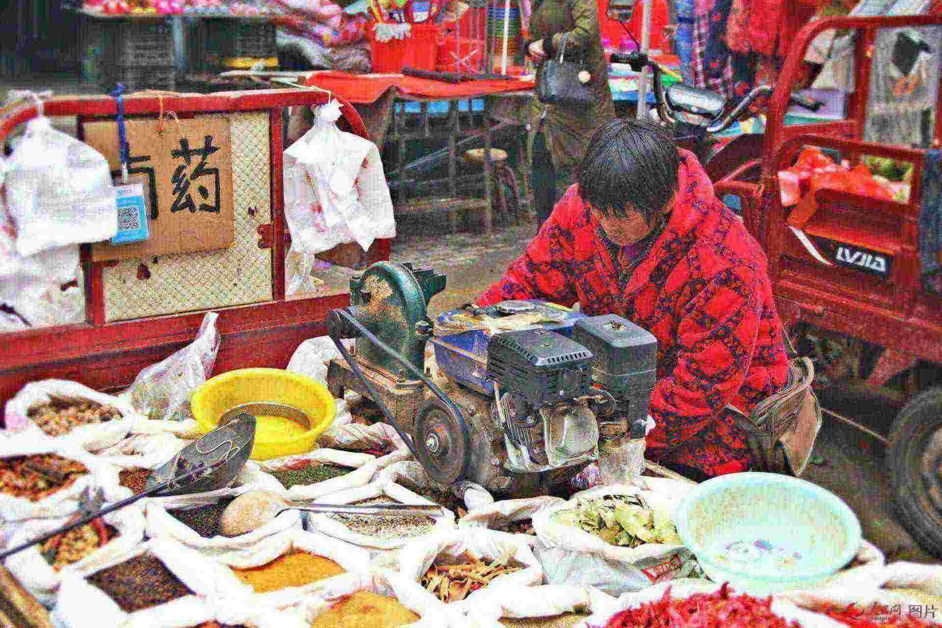 集市上有最原始的鹵藥鋪，各種香料應有盡有。 人民網 丁亦鑫 攝