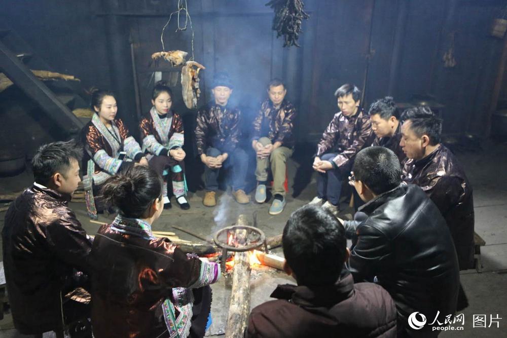 除夕，位於大山深處的杆洞鄉花孖村，村民們圍坐在苗寨的火塘邊，在村支書的帶領下匯報一年的務工收獲，暢想返鄉創業的美好未來。